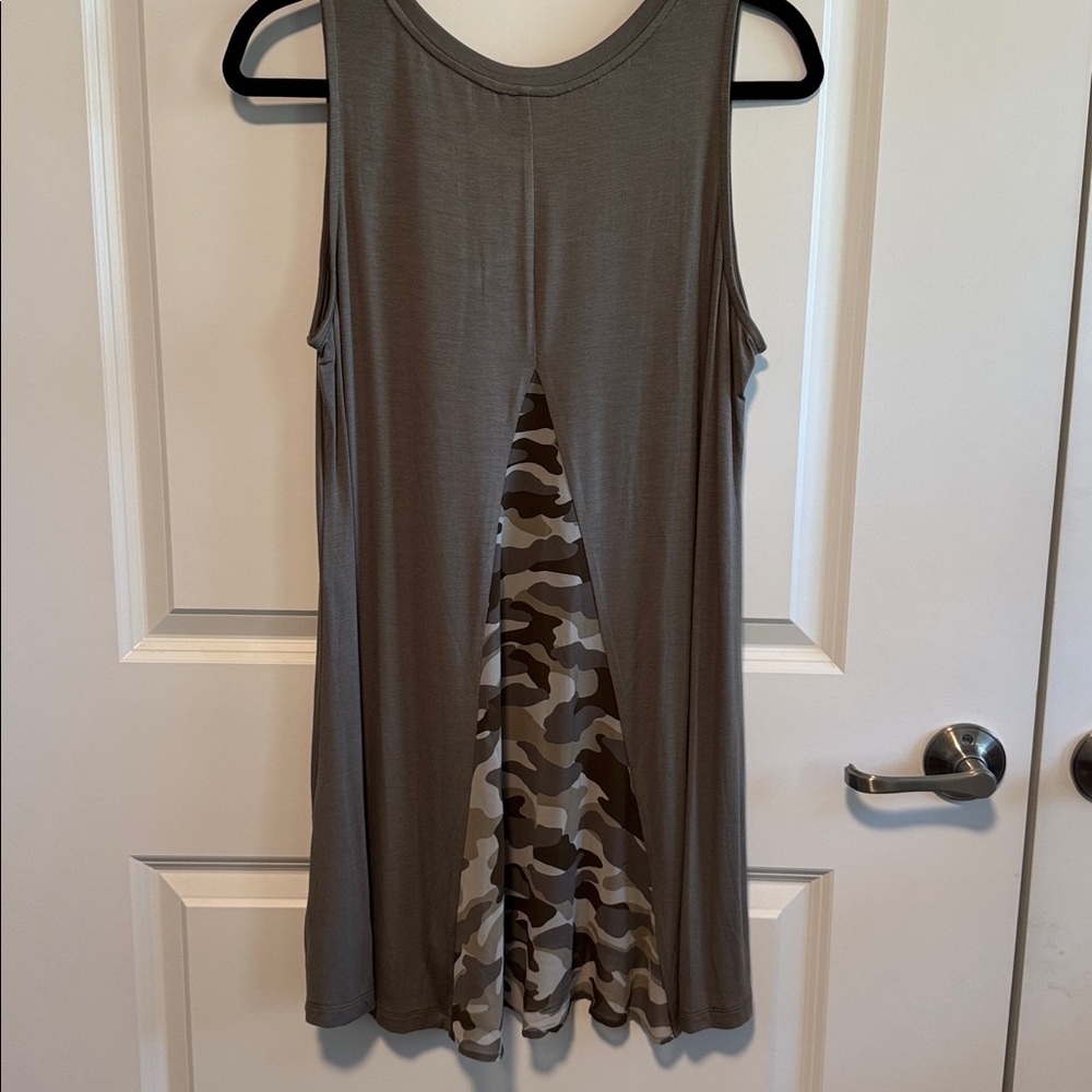 LOGO by Lori Goldstein vintage leggings tank with back partly camo. NWOT.